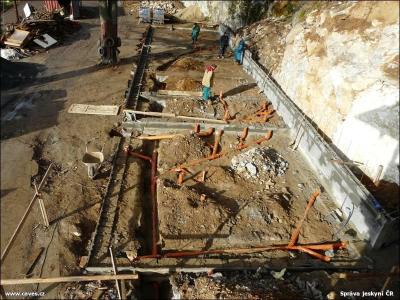 Mladečské jeskyně - rekonstrukce budovy - betonování základů