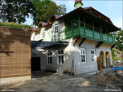 Mladečské jeskyně - rekonstrukce budovy - test fasádní barvy