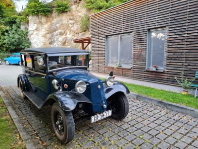 autoveteráni u Mladečských jeskyní 28. 9. 2022