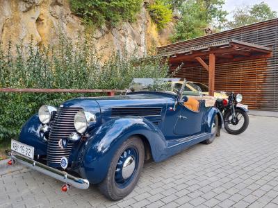 autoveteráni u Mladečských jeskyní 28. 9. 2022