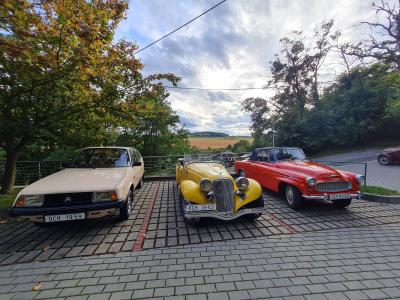 autoveteráni u Mladečských jeskyní 28. 9. 2022