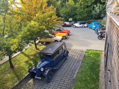 autoveteráni u Mladečských jeskyní 28. 9. 2022