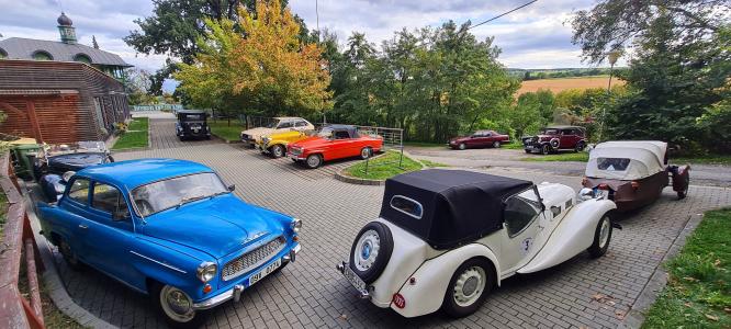 autoveteráni u Mladečských jeskyní 28. 9. 2022