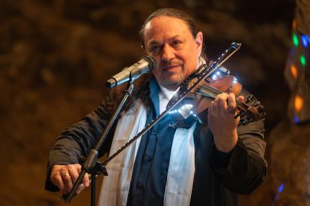 Koncert Jiří Erlebach: Panova flétna a housle v Mladečských jeskyních v pondělí 11. listopadu 2024