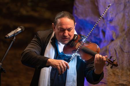 Koncert Jiří Erlebach: Panova flétna a housle v Mladečských jeskyních v pondělí 11. listopadu 2024