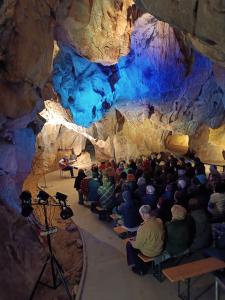 Koncert Jana-Matěje Raka v Mladečských jeskyních, 7. 4. 2025